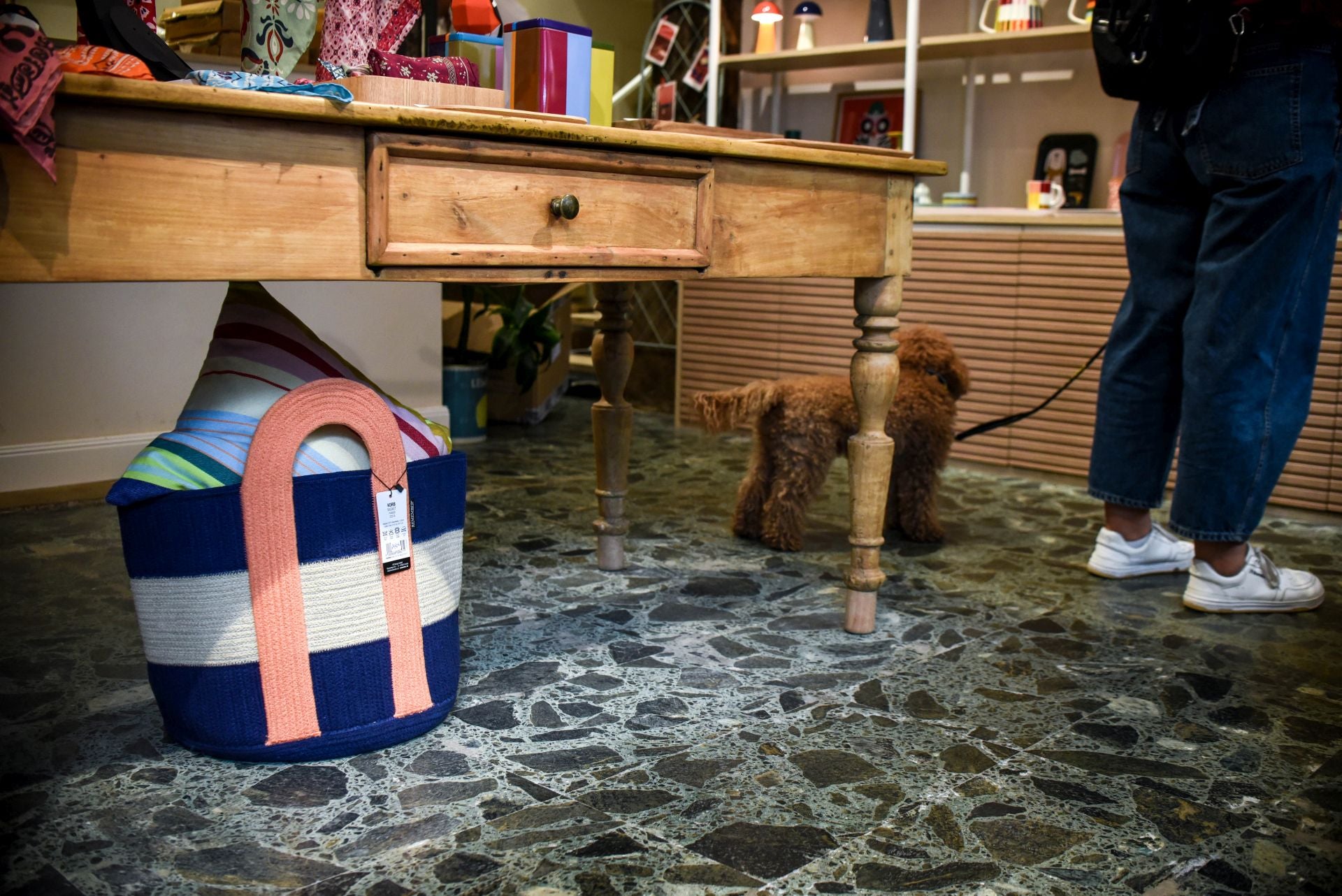 Dos hermanos llenan de color y alegría el Casco Viejo con su nueva tienda de objetos bonitos