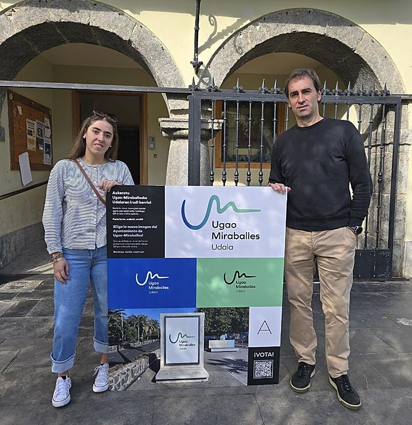 La concejala de Acción Social, Nagore Urueña, y el alcalde, Ekaitz Mentxaka, posan junto a la nueva imagen.