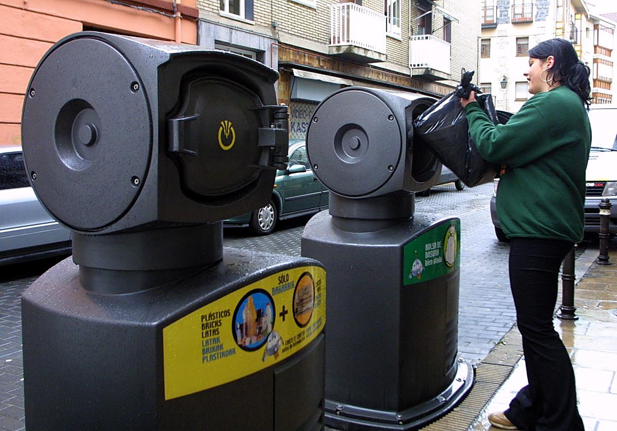 El sistema de recogida de basuras del Casco Medieval se interrumpirá varias horas este martes y miércoles