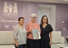 Elixabete Imaz, Miren Elgarresta y Mercedes Bogino durante la presentación del estudio.