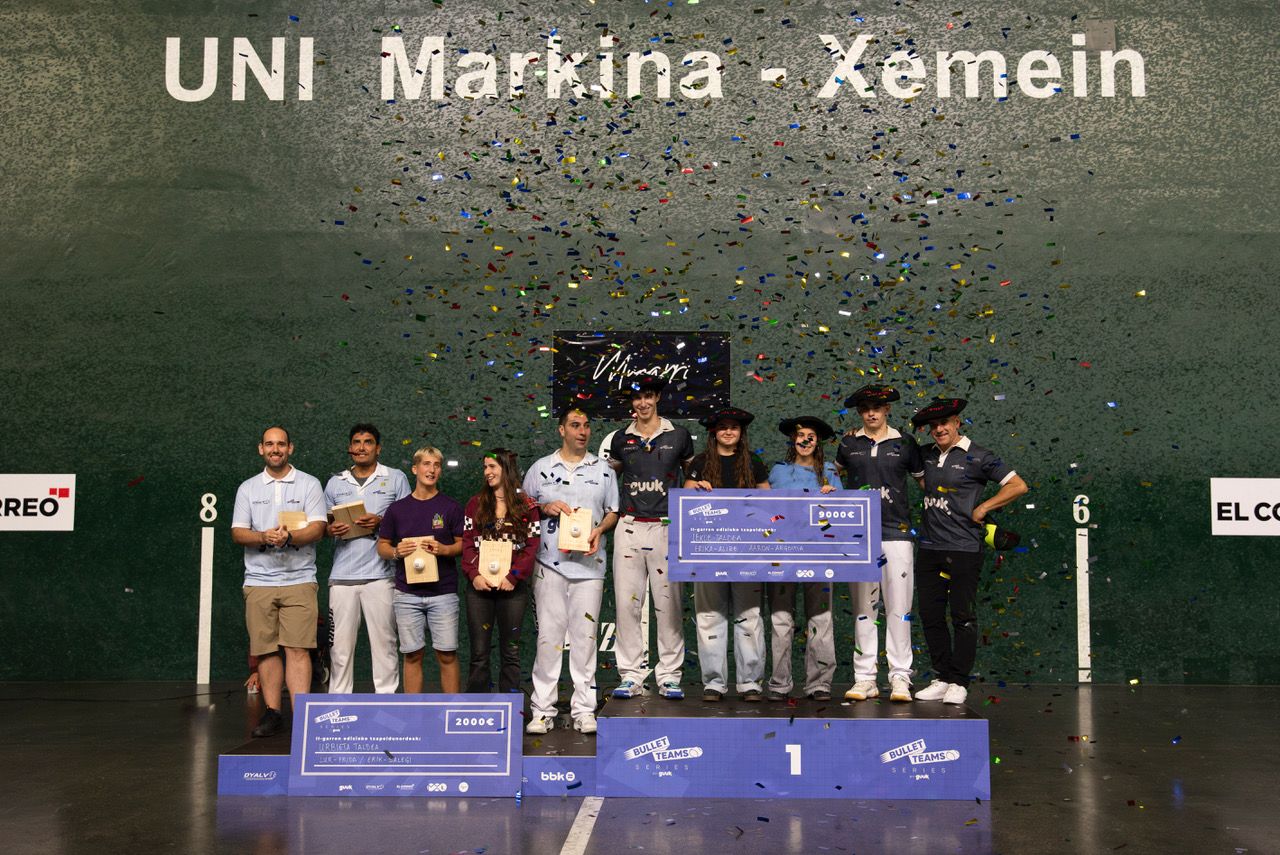 Los ganadores posan tras la victoria cosechada en el último partido en Markina.