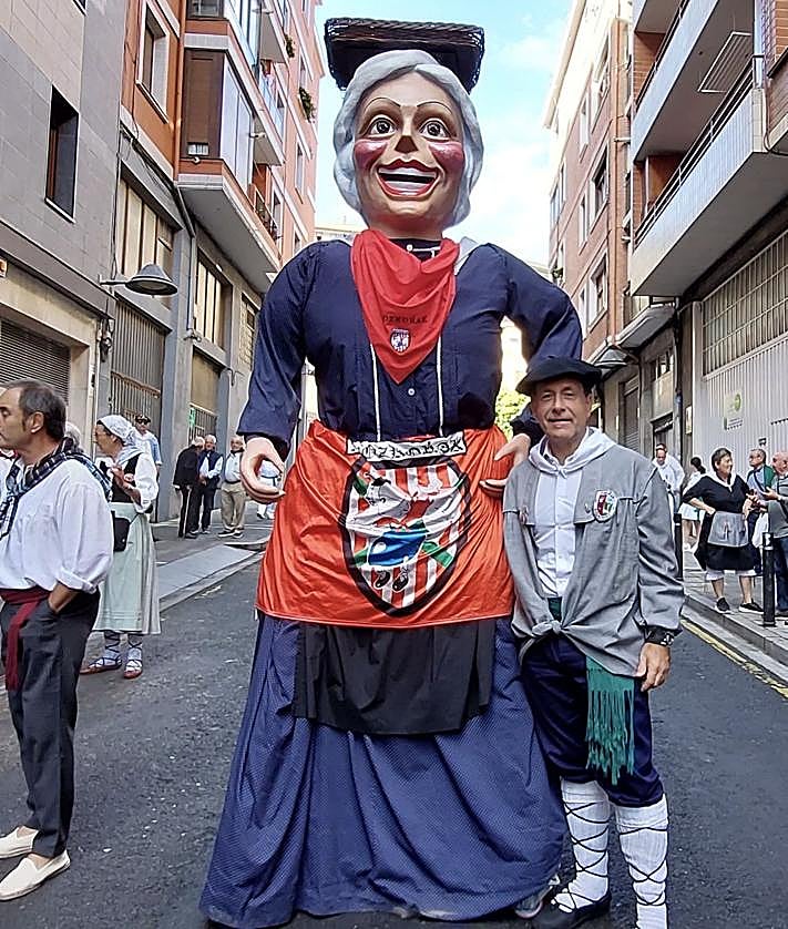 Imagen secundaria 2 - La procesión y homenaje floral a San Fausto, después misa en San Pedro. La Eskarabillera, junto al alcalde Asier Iragorri, no ha faltado en el recorrido.