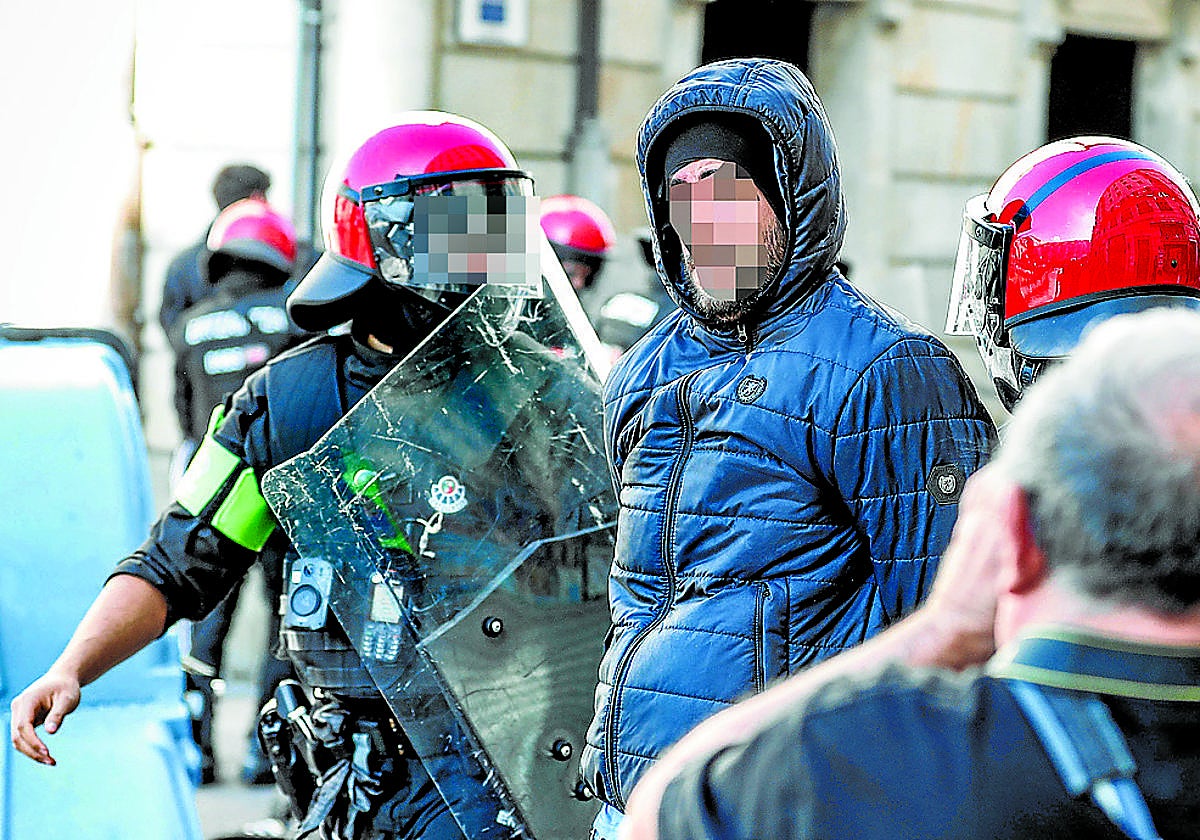 Estos son los colectivos radicales unidos contra Falange pero que no se soportan entre sí