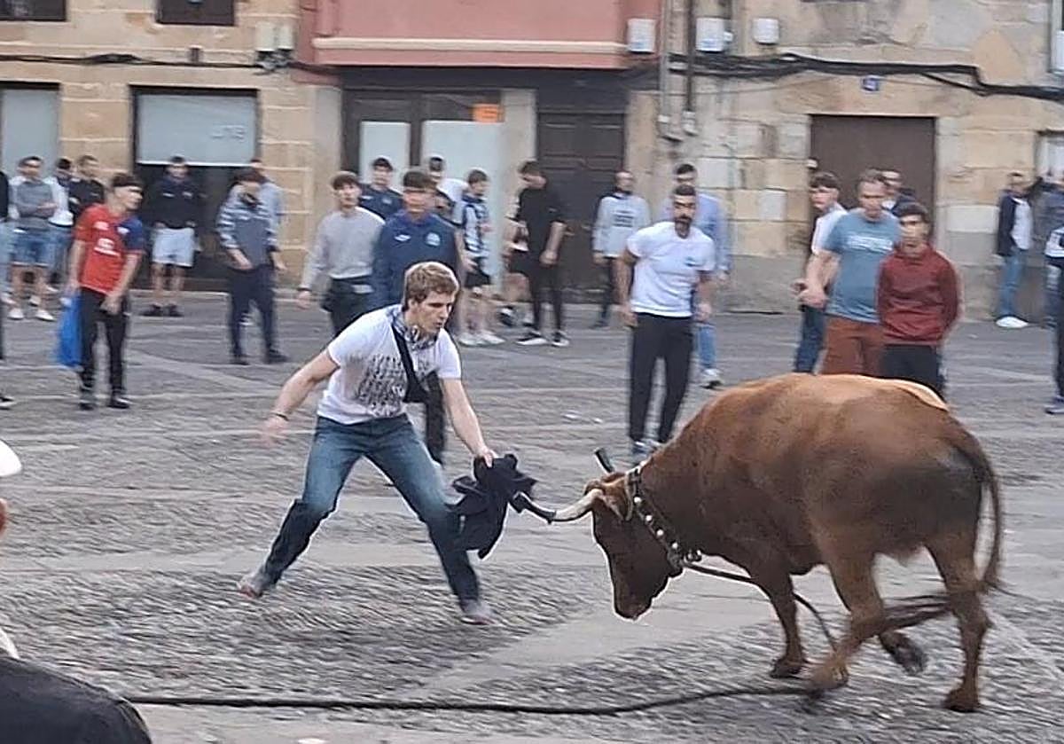 Imagen principal - Las vaquillas dejan diez personas heridas en Durango