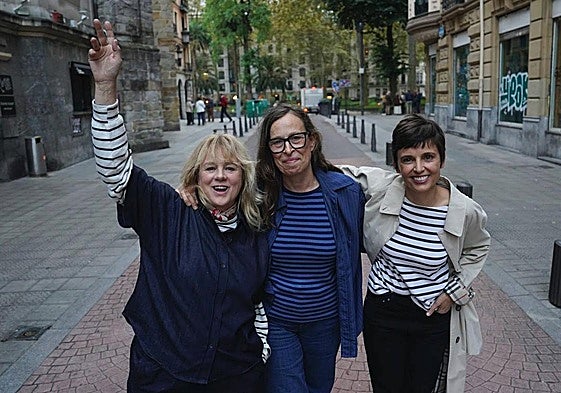 Emma Suárez y Elena Anaya junto a la directora Ione Hernández en el rodaje de 'Hermanas' en Bilbao.