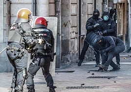 El diputado general de Álava pide la prohibición de Falange tras los incidentes en Vitoria