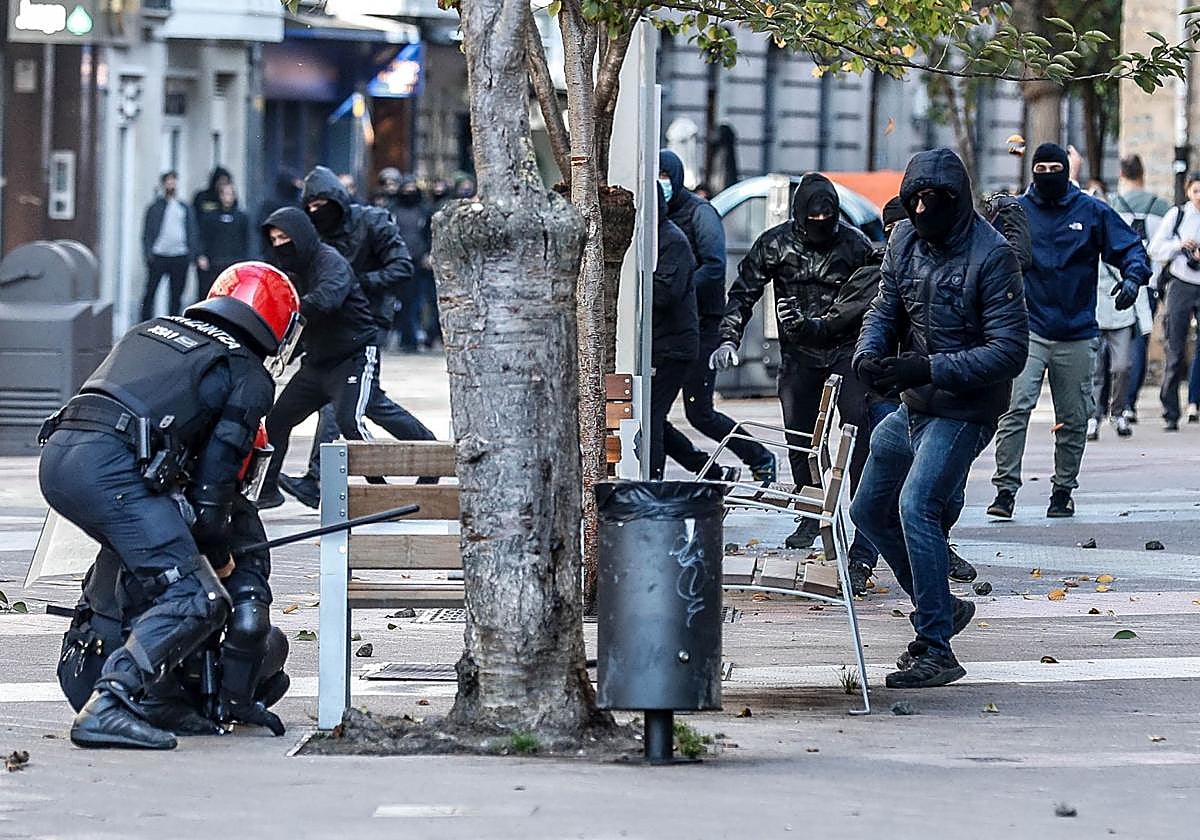 Bildu critica al Gobierno vasco por llamar «fascistas» a los radicales que reventaron el acto de Falange en Vitoria