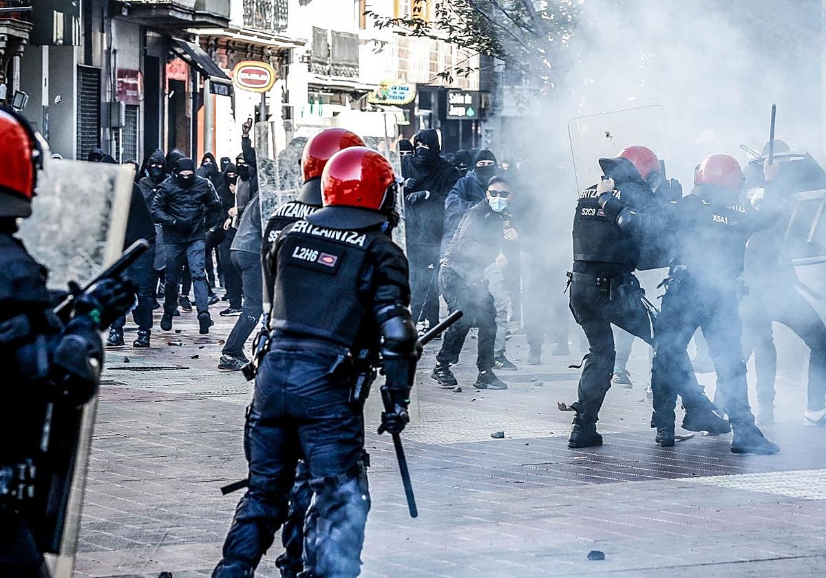 Los ertzainas tuvieron que cargar en varias ocasiones contre los violentos.