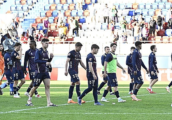 La escuadra azulgrana se marcha con tristeza al vestuario tras agradecer a la afición el apoyo brindado hasta el último momento.