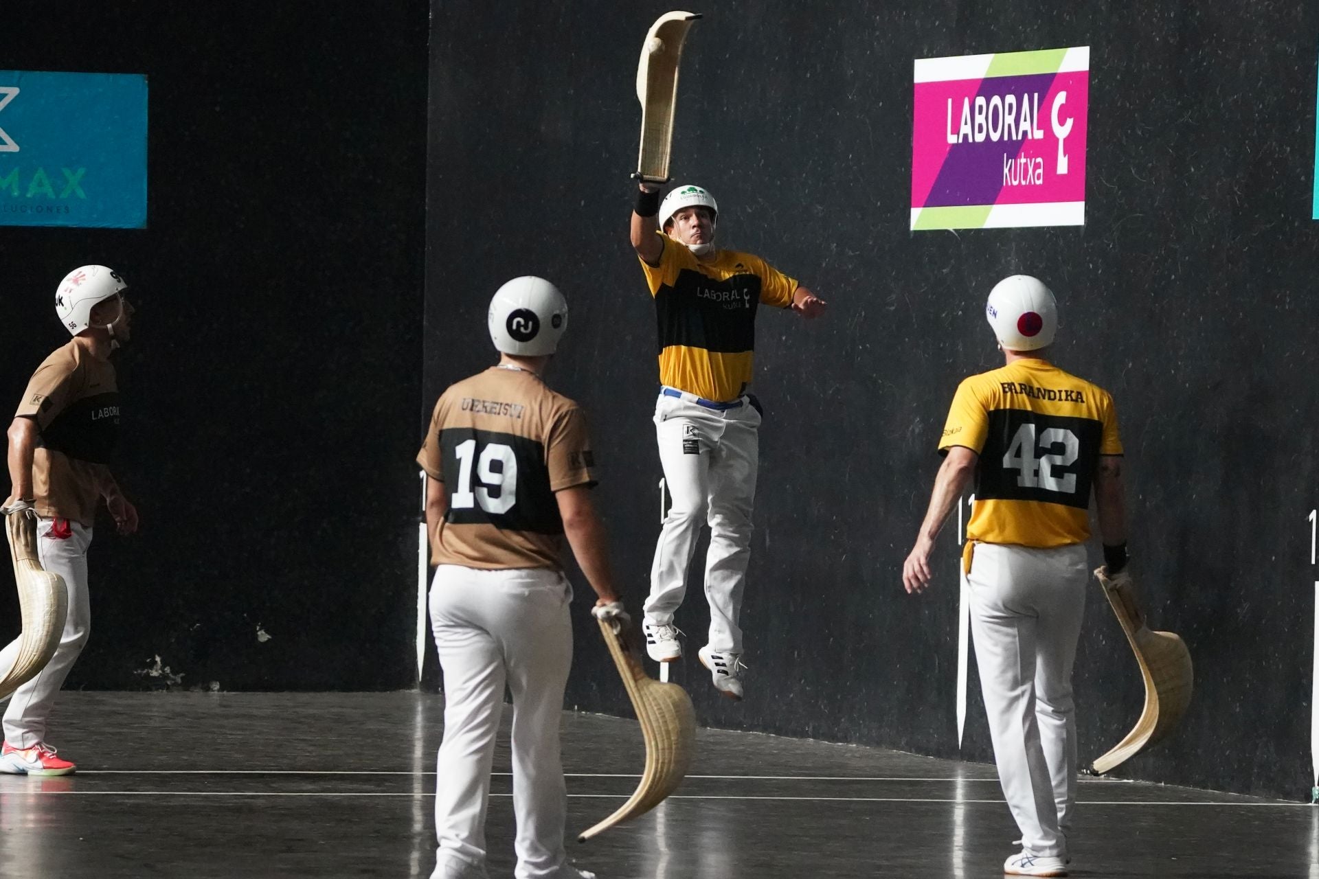 Lekerika salta para encestar una pelota con la ante la mirada del resto de protagonistas.