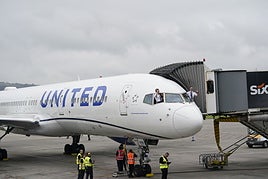 Los pilotos del viaje inaugural entre Nueva York y Bilbao saludan al llegar a Loiu.