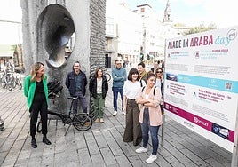 A la jornada de apertura de 'Made in Araba Day' han asistido: Carmen Moreno y Maitane Lobo de Dorlet, Pedro José Salazar y Eva Larra de AJL Ophthalmic, Itziar Panuero y Verónica Catediano de SPL, María Zabaleta de Michelín, Rolando Pérez de Liof Parma, Jokin Basolazabal de 7 Olatu y Olai Gómez de Data Value Management acompañados por Saray Zárate, diputada de Desarrollo Económico y Sostenibilidad