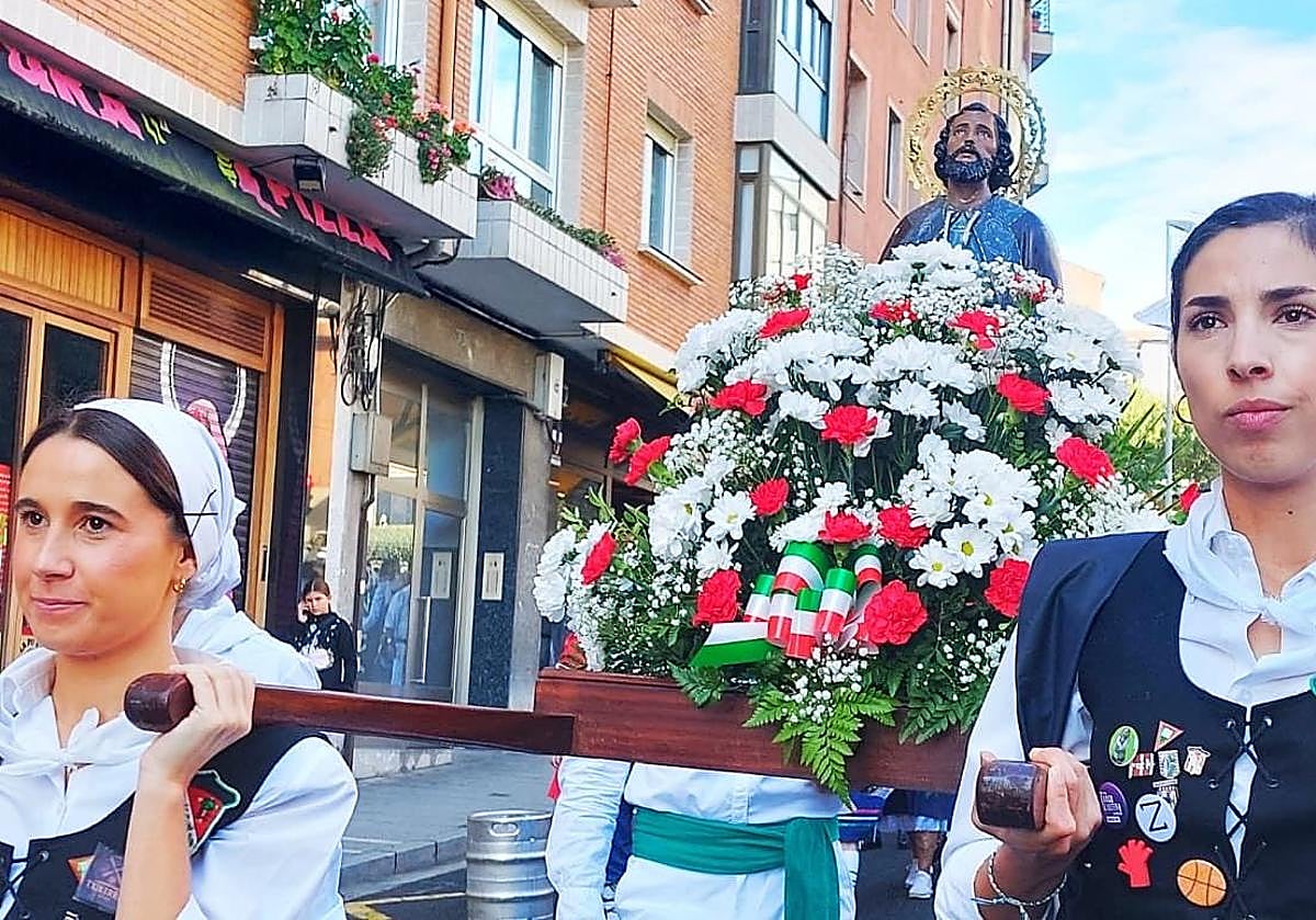 Imagen principal - La procesión y homenaje floral a San Fausto, después misa en San Pedro. La Eskarabillera, junto al alcalde Asier Iragorri, no ha faltado en el recorrido.