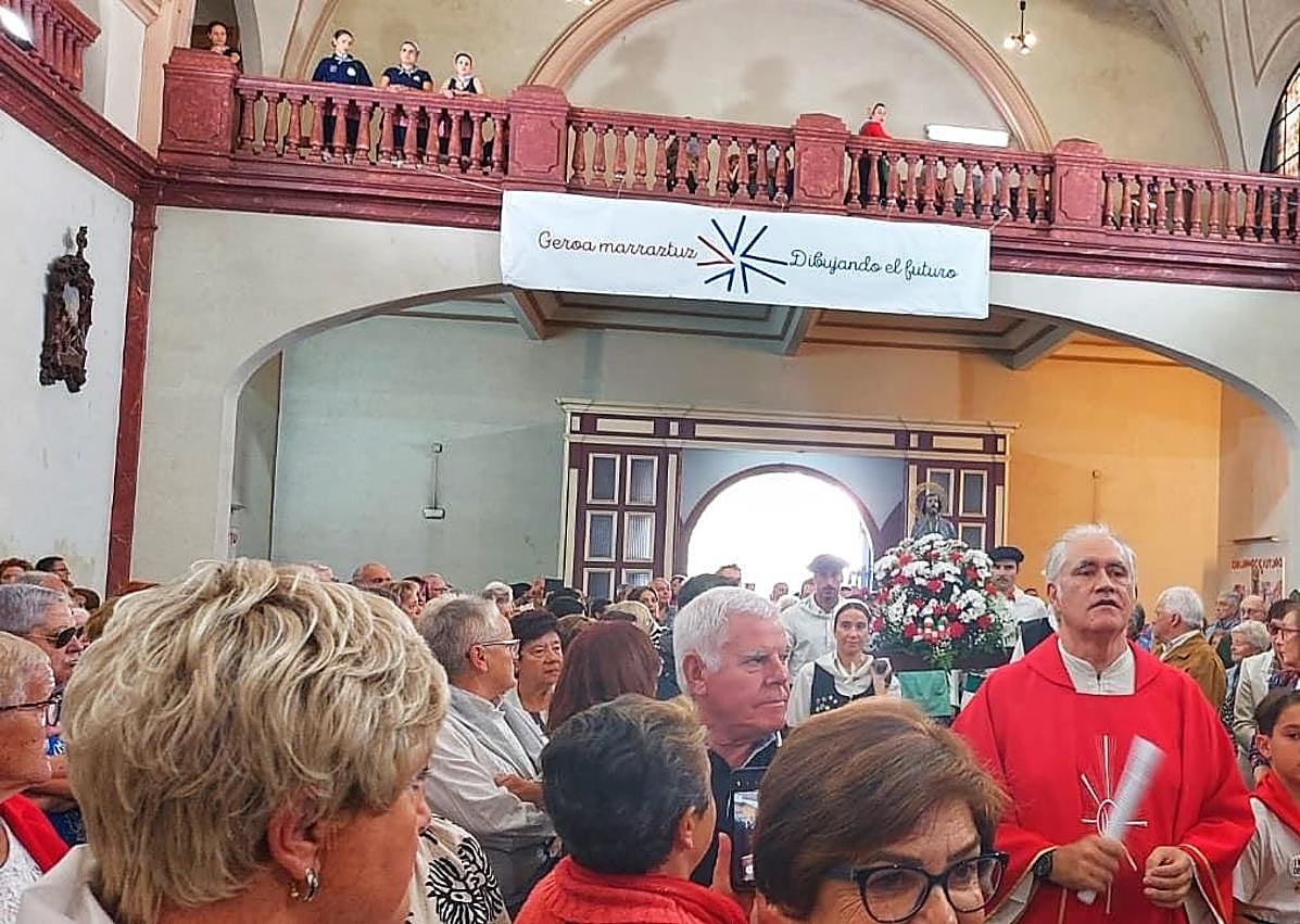 Imagen secundaria 1 - La procesión y homenaje floral a San Fausto, después misa en San Pedro. La Eskarabillera, junto al alcalde Asier Iragorri, no ha faltado en el recorrido.