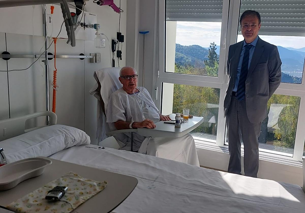 El consejero de Salud habla con Evaristo, uno de los pacientes de Santa Marina.