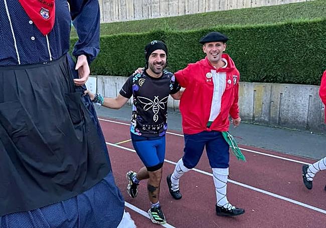 Yeray González en la pista de Artunduaga y, debajo, a presentación del último reto por la el síndrome CTNNB1 con Paula, una de las niñas que lo padece.