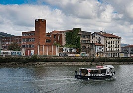 Vista del edificio que ocupó la fábrica de Artiach en Zorrozaurre, y que es uno de los que maneja Educación para instalarse en la isla.