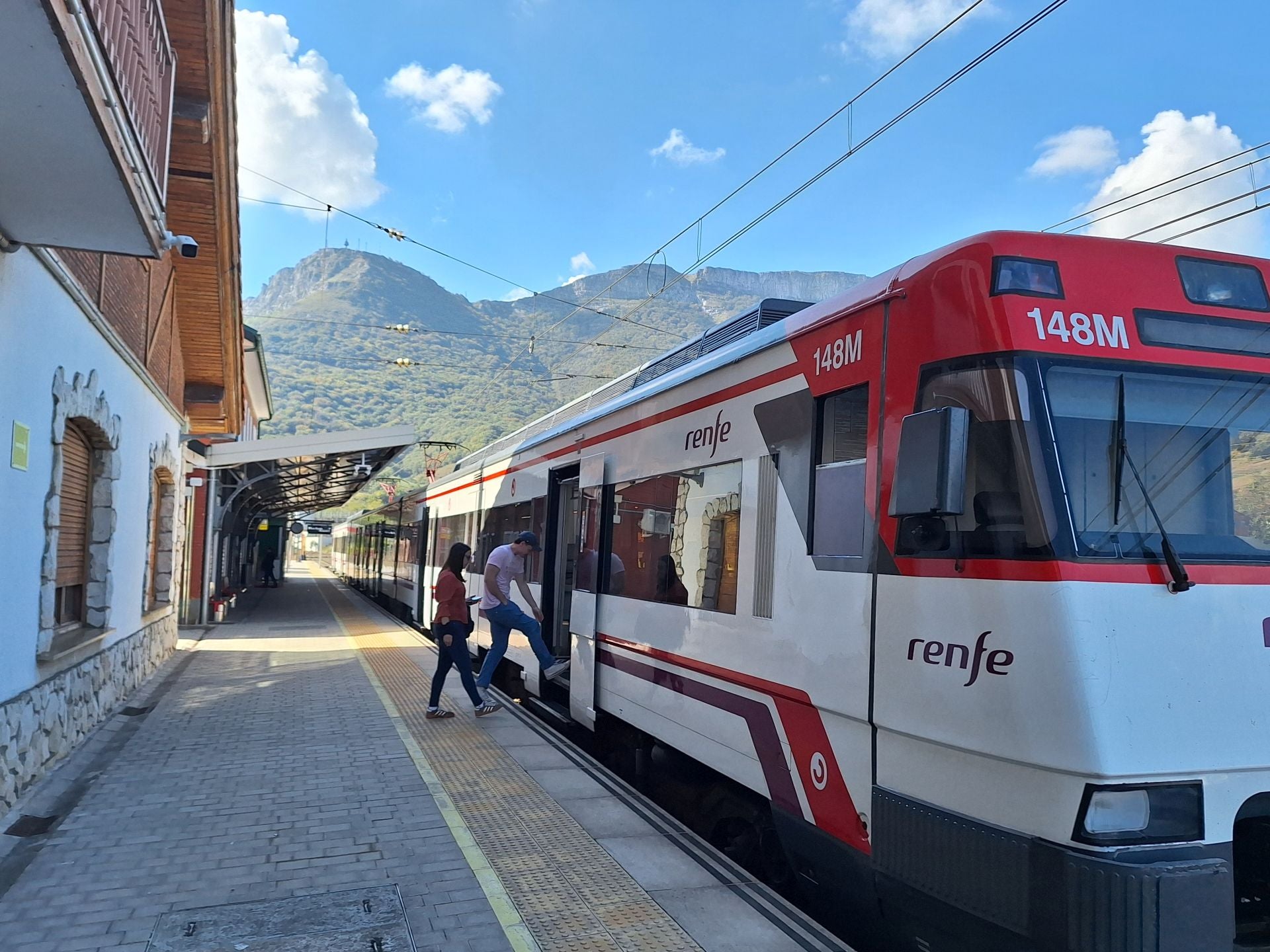 Pasajeros suben al tren en la estación de Orduña.