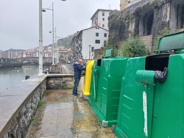 Un vecino deposita la basura en uno de los contenedores ubicados en Ondarroa.