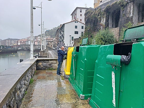 Un vecino deposita la basura en uno de los contenedores ubicados en Ondarroa.