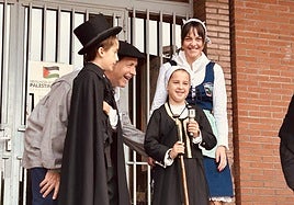 El alcalde de Basauri, Asier Iragorri, y la presidenta de Herriko Taldeak, Ane García, presidenta de Herriko Taldeak, junto a los Alkates Txikis, Iñigo y Leire.