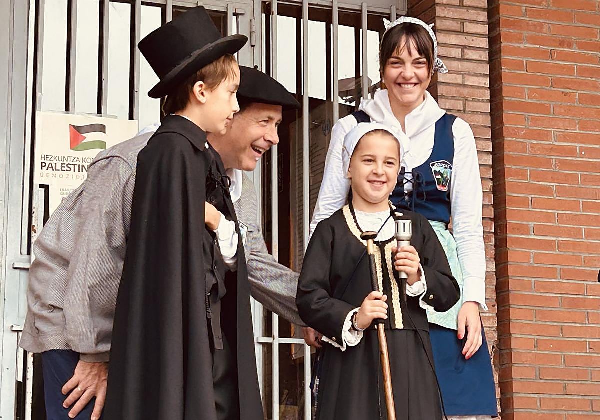 El alcalde de Basauri, Asier Iragorri, y la presidenta de Herriko Taldeak, Ane García, presidenta de Herriko Taldeak, junto a los Alkates Txikis, Iñigo y Leire.