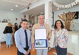 Los concejales ermuarrras entregaron una placa conmemorativa del hermanamiento en el interior de la biblioteca Miguel Ángel Blanco.