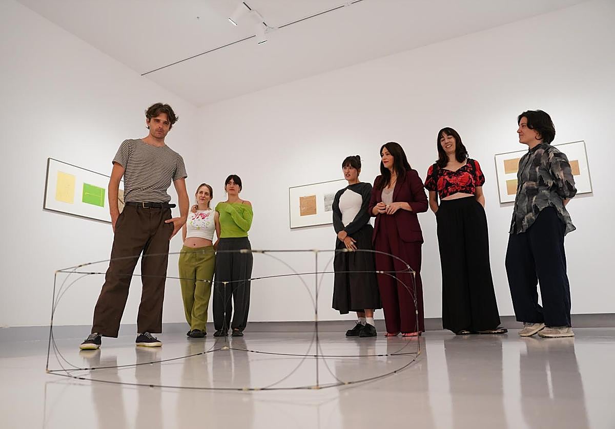 Leo Burge en la presentación de su exposición 'Blue Lines' junto a las demás artistas becadas por el programa Barriek