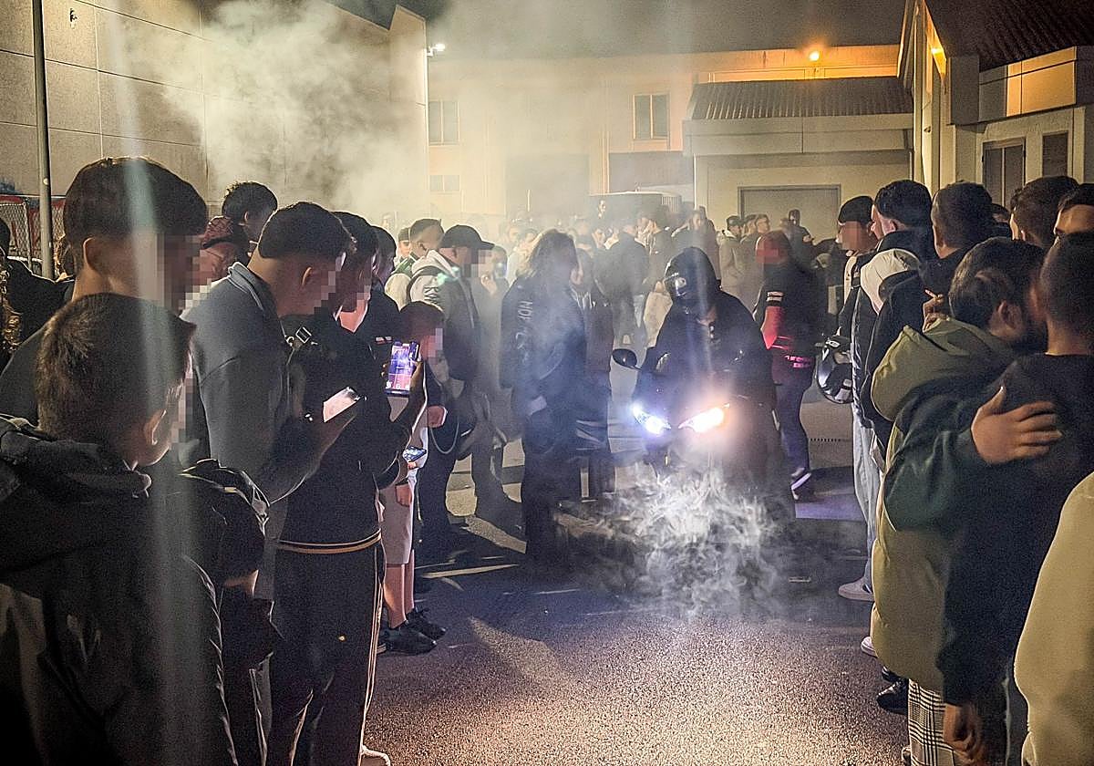 Una muchedumbre jalea a un motorista la noche del sábado en Gamarra.