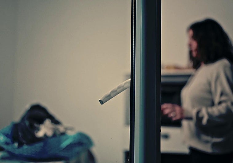 Reconstrucción del momento en el que la amiga abre el paquete.