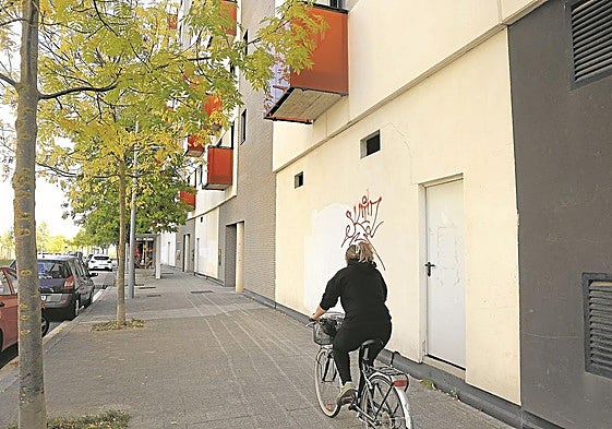 Locales comerciales vacíos propiedad del ayuntamiento en la calle Antonio Amat de Salburua.