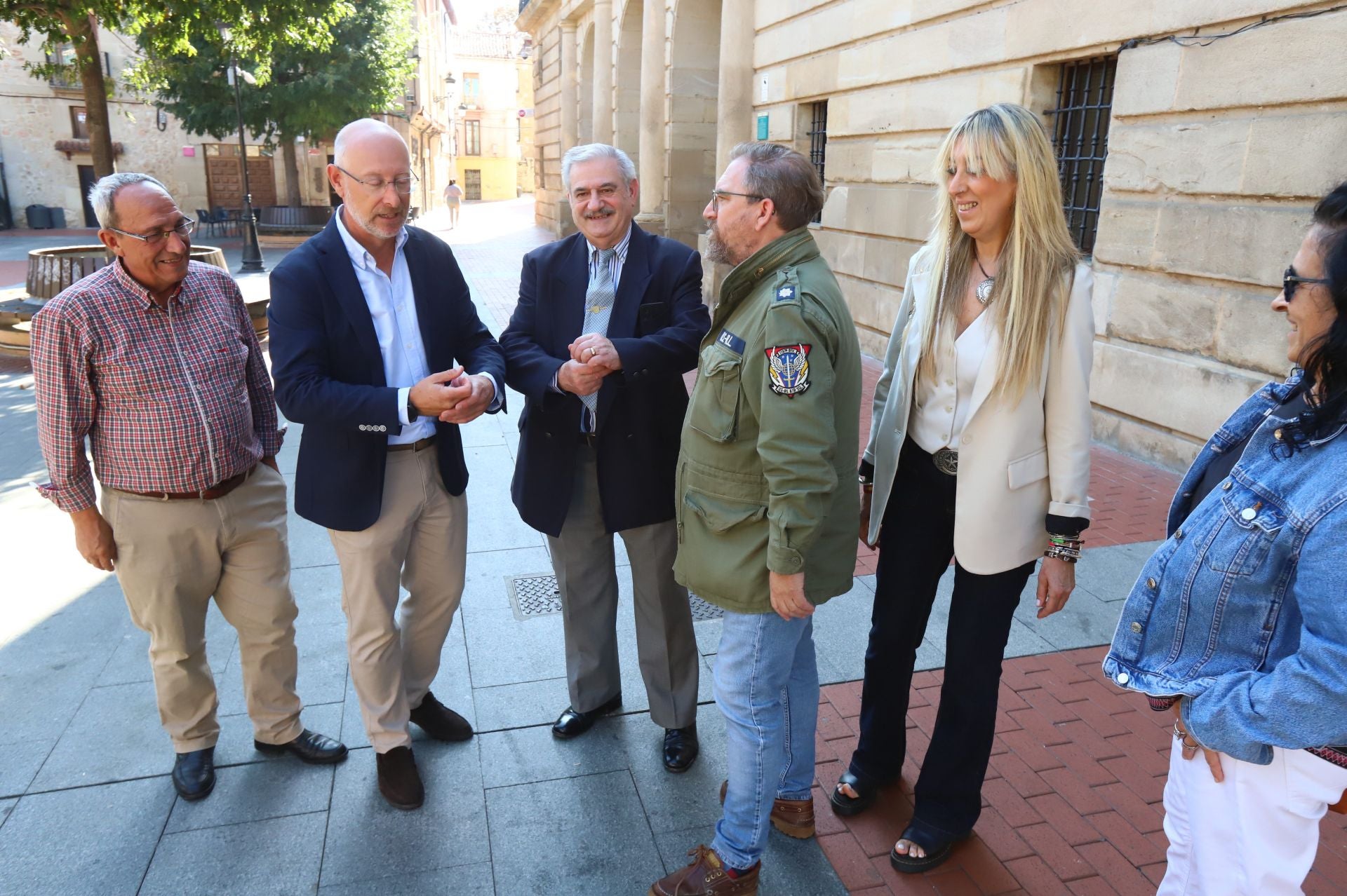 Iñaki Sicilia estuvo acompañado por Miguel Ángel Arbaizar, el concejal de la formación en la ciudad.