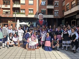 Tras las ofrendas florales, la XXI comida popular de mujeres en la carpa de Solobarria con 400 comensales.