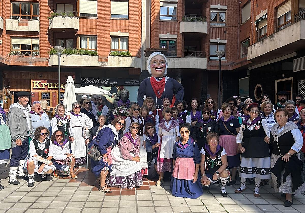 Tras las ofrendas florales, la XXI comida popular de mujeres en la carpa de Solobarria con 400 comensales.