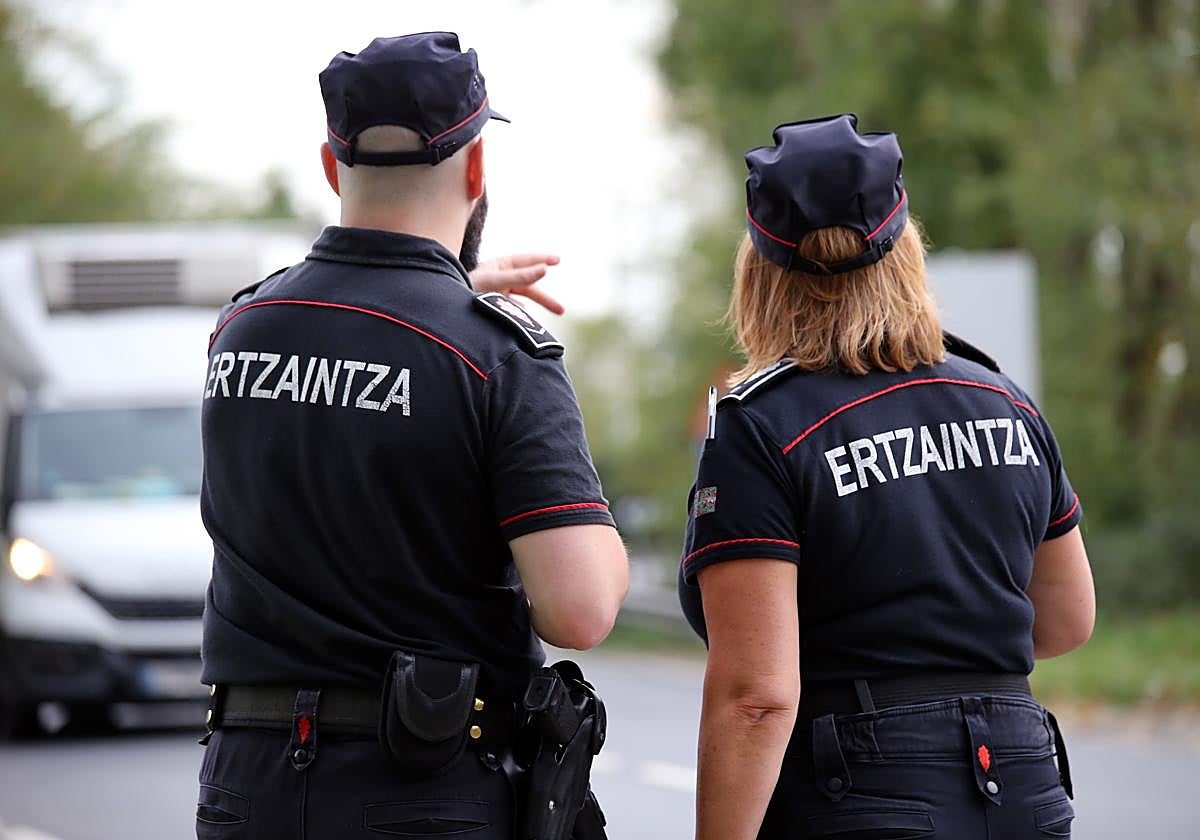 Detenido un joven de 22 años tras pegar un puñetazo y robar el móvil a otro en el centro de Bilbao