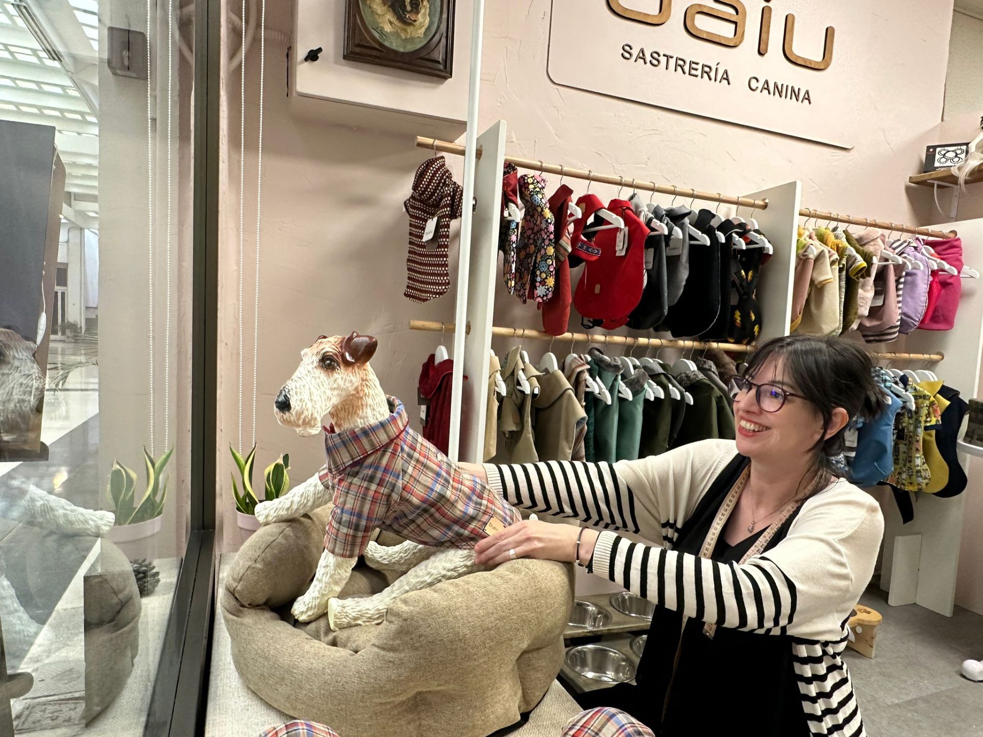 Marta, la sastre de los perros más elegantes de Bilbao: «Les tomo las medidas… ¡y hay premio!»