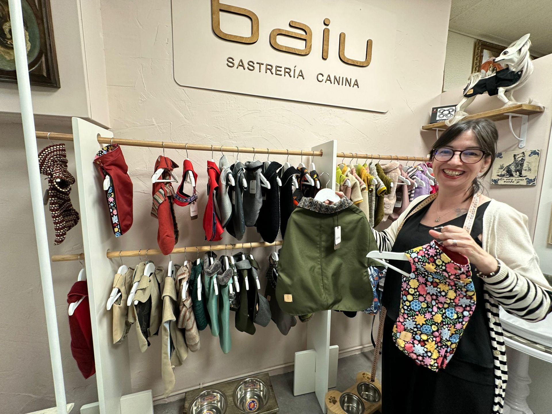 Marta, la sastre de los perros más elegantes de Bilbao: «Les tomo las medidas… ¡y hay premio!»