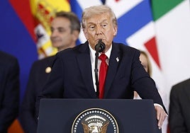 Donald Trump durante una cumbre de líderes mundiales en Egipto sobre el fin de la guerra de Gaza, en medio de un intercambio de prisioneros y rehenes negociado por Estados Unidos y un acuerdo de alto el fuego entre Israel y Hamás.
