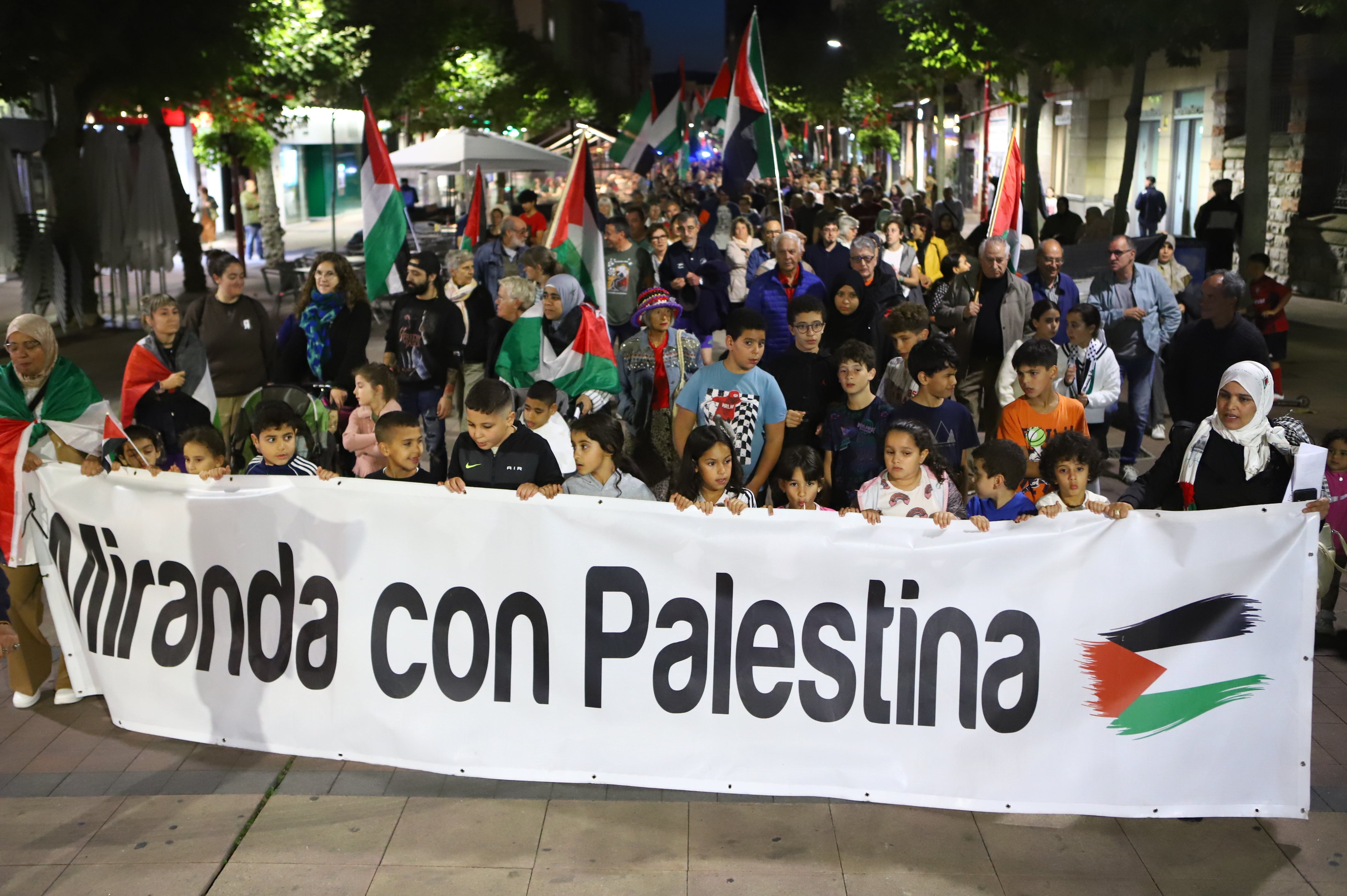 La convocatoria obtuvo respaldo y recorrió varias calles de la ciudad.