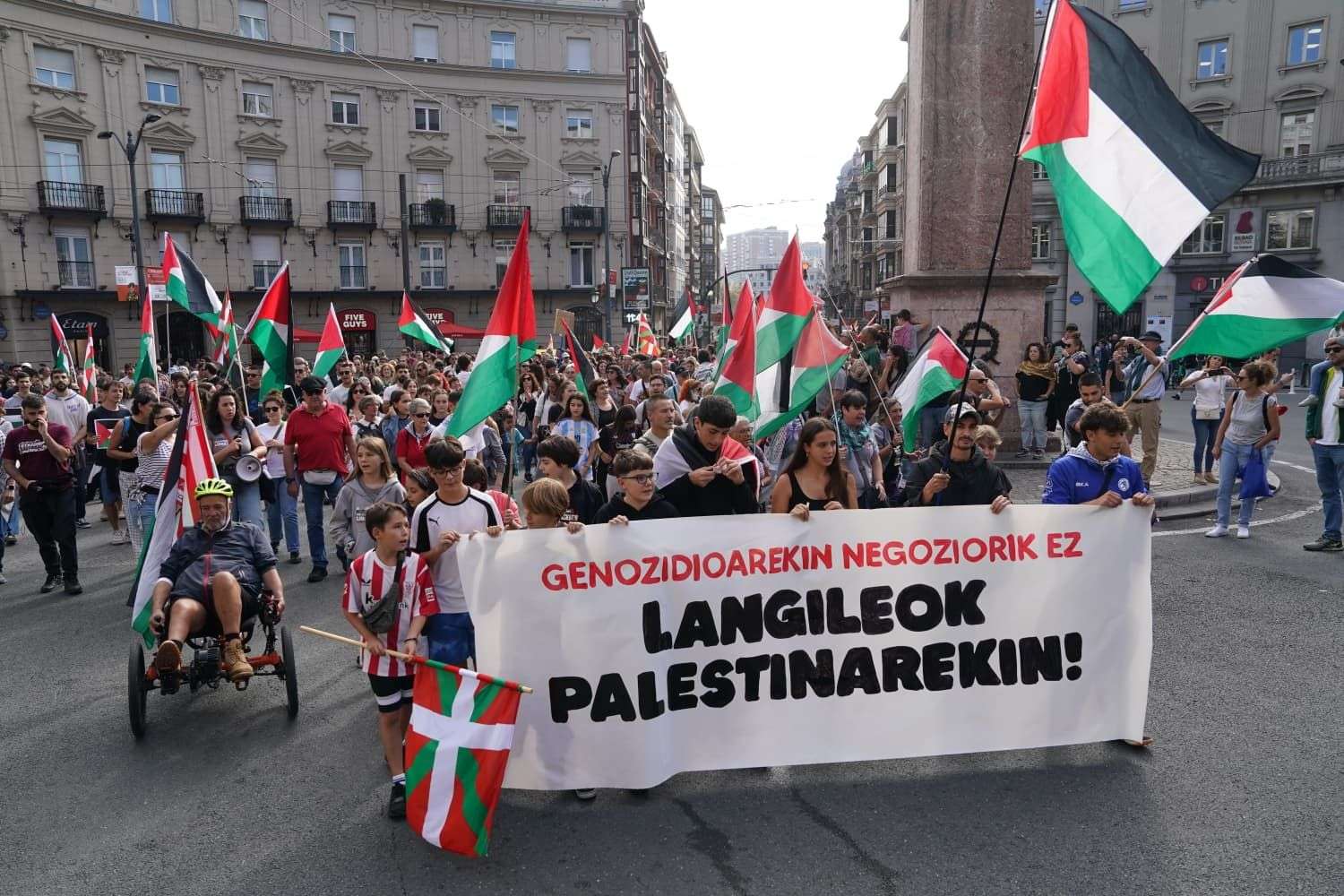 La jornada de huelga en apoyo a Palestina en Bizkaia, en imágenes