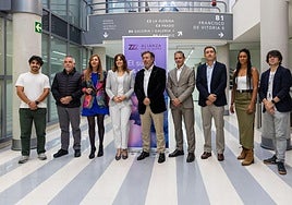 Carlos Egea, en el centro, junto a Maider Etxebarria y otros ponentes y integrantes del congreso celebrado en Vitoria.