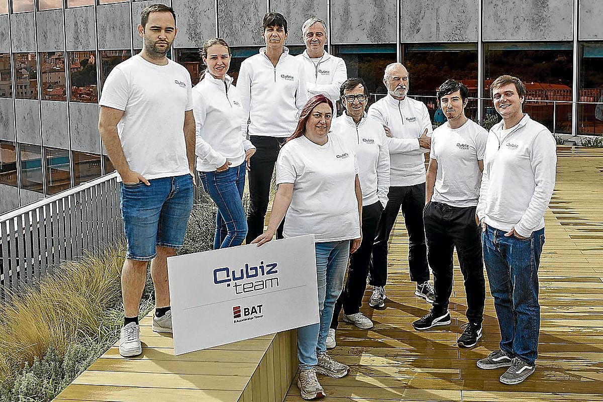 El equipo de Qubiz.team posa en la bilbaína Torre Bizkaia, donde tiene su sede.