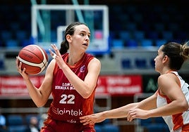 Bessoir disputa una posesión ante la defensa de la jugadora rival.