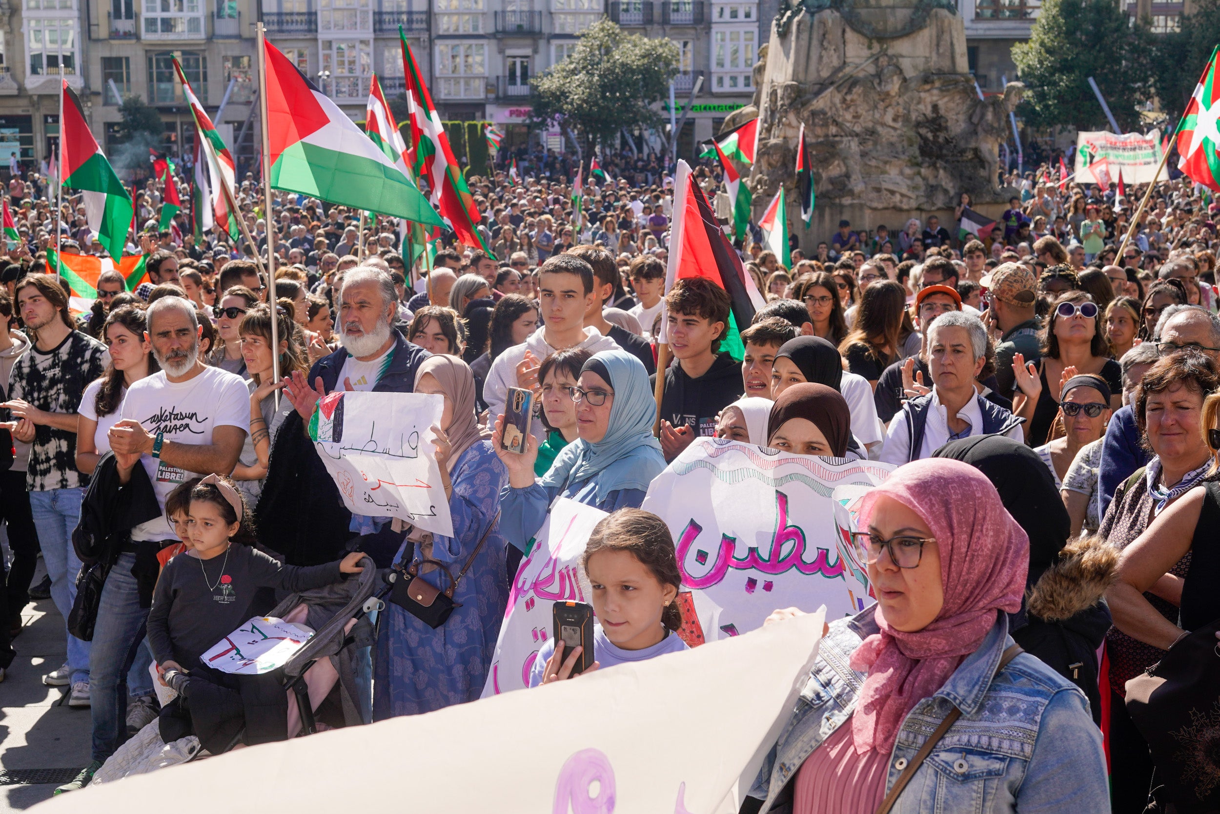 La jornada de huelga en apoyo a Palestina en Álava, en imágenes