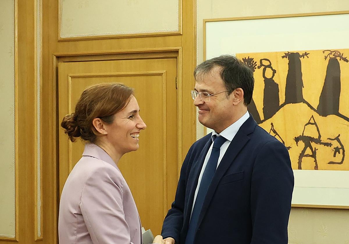La ministra Mónica García y el consejero Alberto Martínez, durante un encuentro celebrado el pasado marzo.