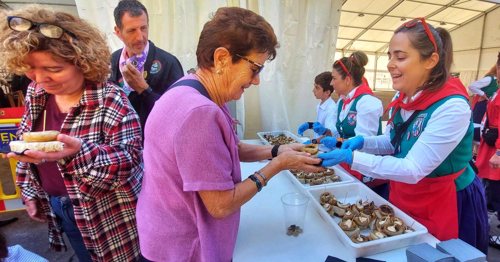 La cuadrilla Mozkorrak es la encargada de cocinar los champiñones que se reparten a los asistentes en la carpa de Solobarria.
