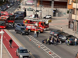 Herido un motorista tras chocar contra otro vehículo bajo el Puente de Deusto