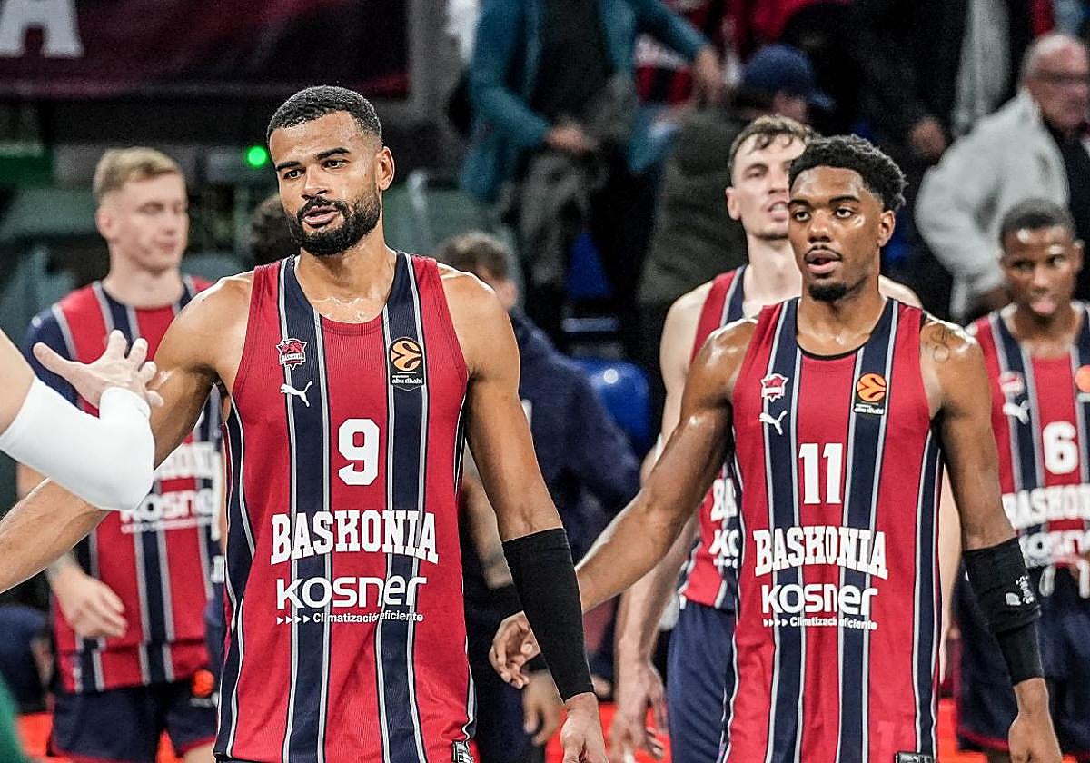 Luwawu-Cabarrot y Forrest, durante un tiempo muerto en el partido ante el Panathinaikos.