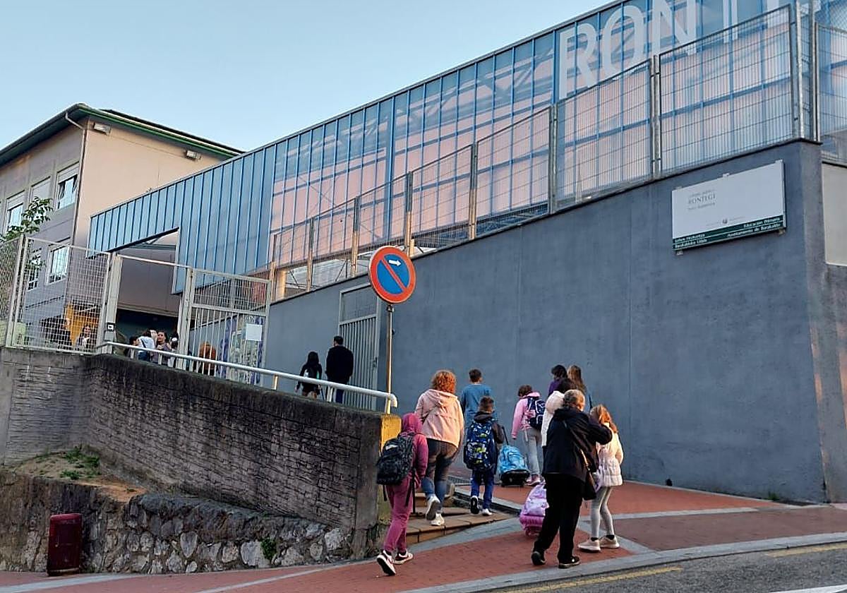 Vista del colegio Rontegi, en Barakaldo, esta mañana.