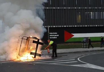 «Quemar contenedores y tirar muebles no es solidaridad», denuncia la UPV/EHU